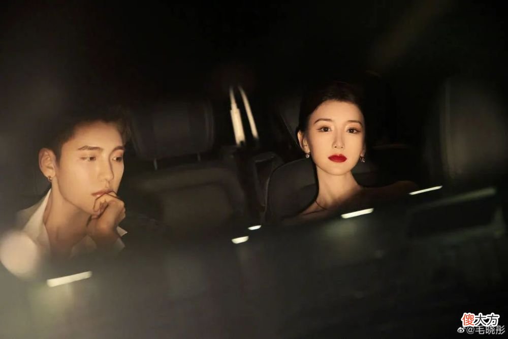 【就爱时尚】为什么毛晓彤的赫本风发型被群嘲？皇冠变“紧箍咒” 本人自嘲：量头围