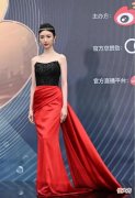 【就爱时尚】为什么毛晓彤的赫本风发型被群嘲？皇冠变“紧箍咒” 本人自嘲：量头围
