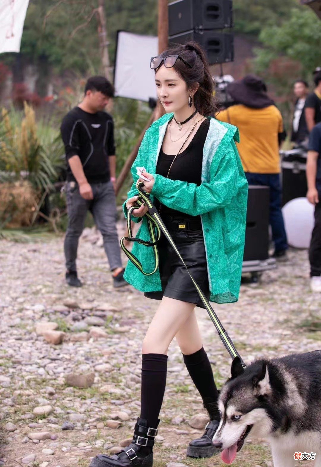 【时尚一点】夏天怎么能少了辣妹？女明星辣妹造型出街，回头率飙升！