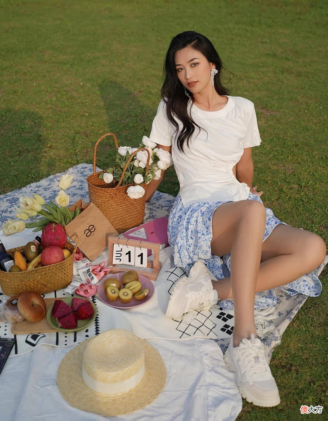 【时尚一点】“碎花裙+运动鞋”多彩魅力，看看它是如何吸引到女明星们的青睐