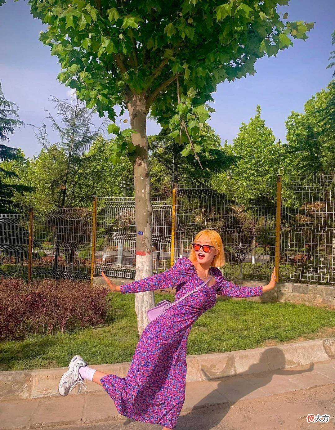 【时尚一点】“碎花裙+运动鞋”多彩魅力，看看它是如何吸引到女明星们的青睐