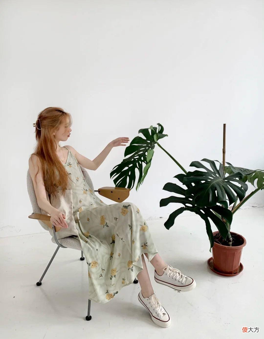 【时尚一点】“碎花裙+运动鞋”多彩魅力，看看它是如何吸引到女明星们的青睐