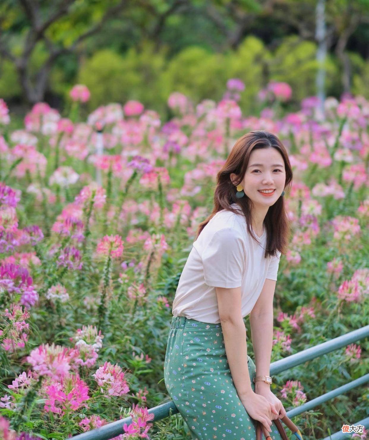 【时尚一点】“碎花裙+运动鞋”多彩魅力，看看它是如何吸引到女明星们的青睐