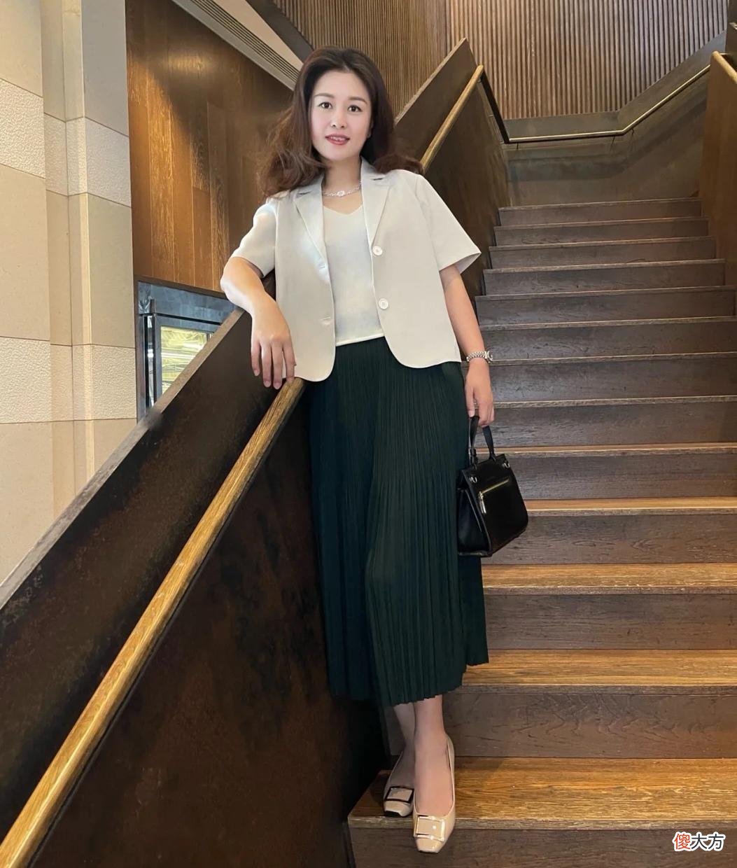【就爱时尚】这才是70后女人该有的打扮，会保养懂打扮，把岁月当作“美容刀”