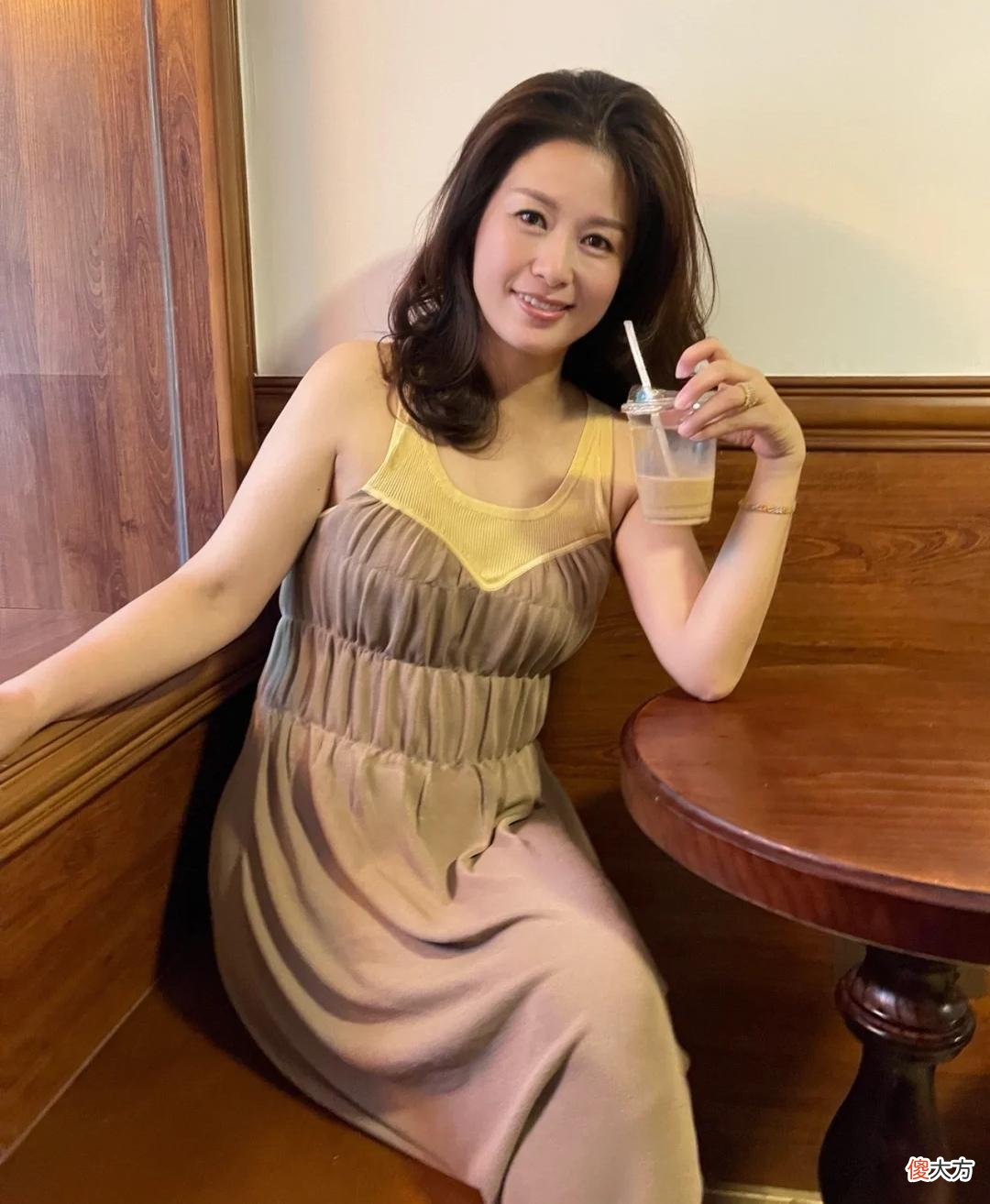 【就爱时尚】这才是70后女人该有的打扮，会保养懂打扮，把岁月当作“美容刀”
