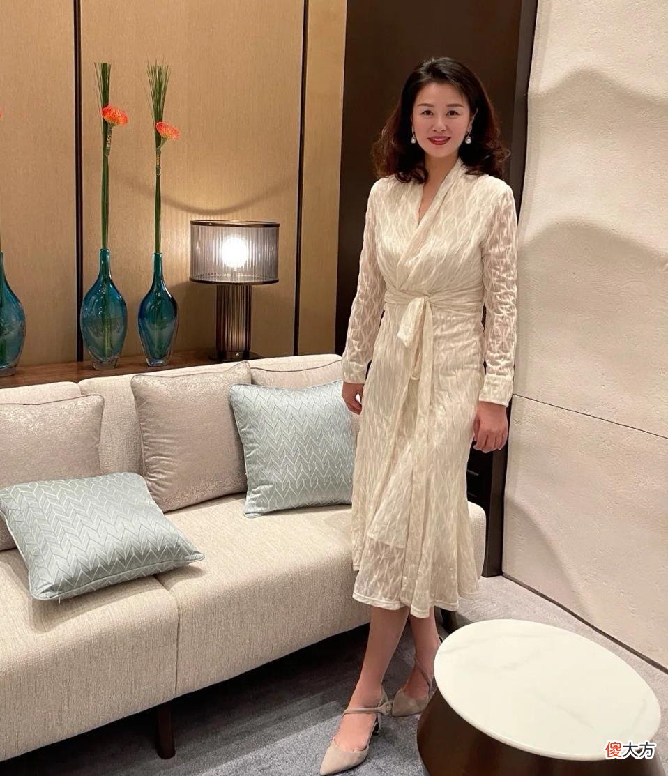 【就爱时尚】这才是70后女人该有的打扮，会保养懂打扮，把岁月当作“美容刀”