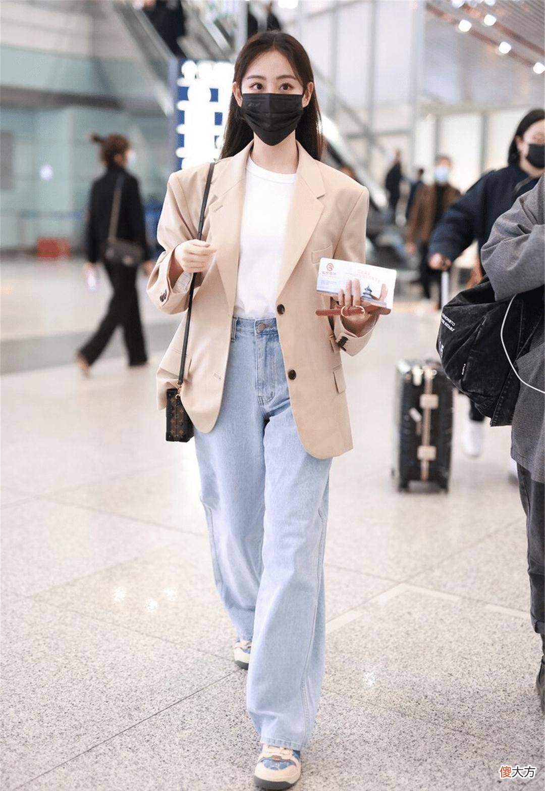 【时尚一点】没有比连衣裙更美的内搭，那外套怎么选？