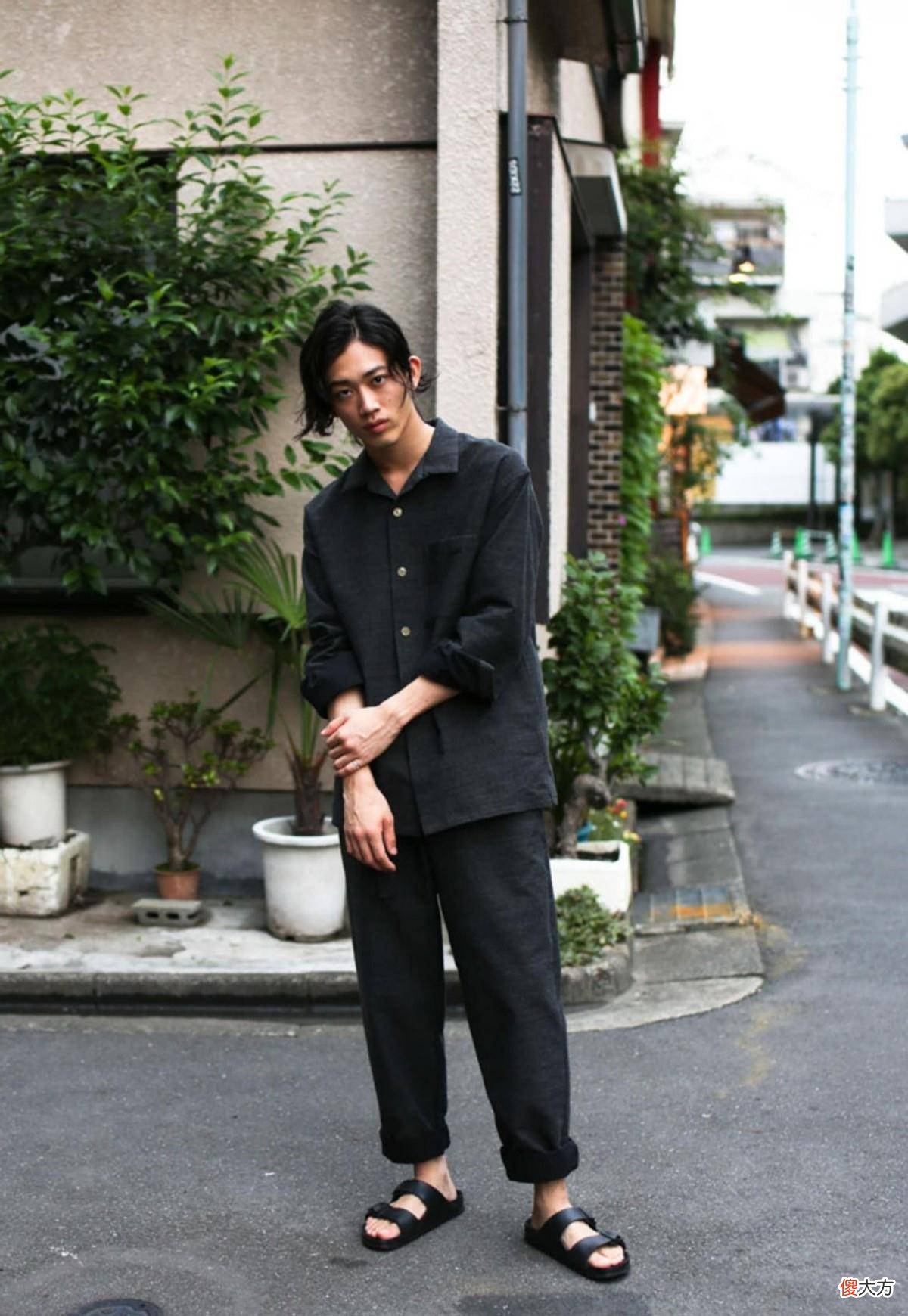 【就爱时尚】黑色衬衫怎么穿才能显得时尚有型