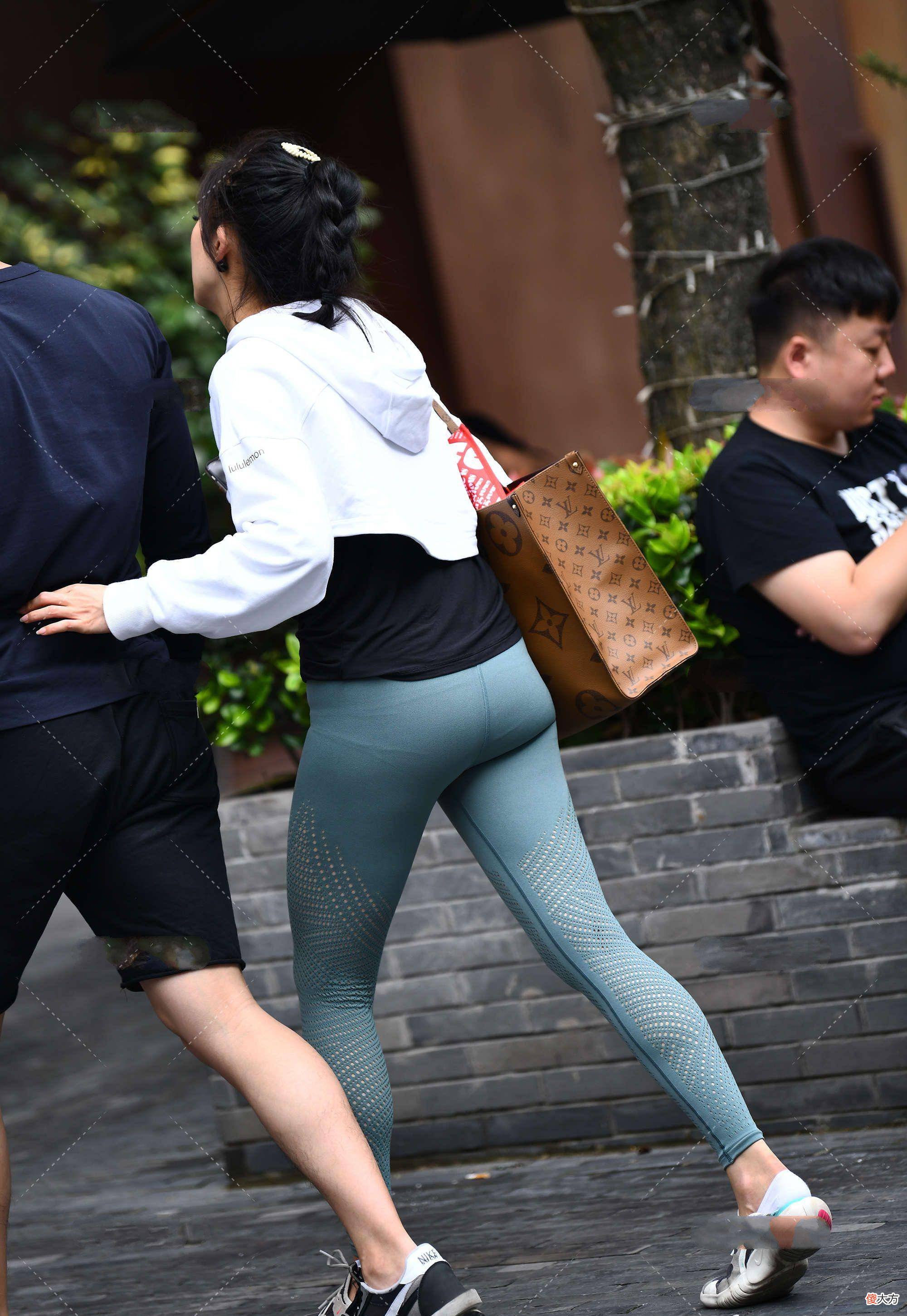 【就爱时尚】拼接款式的卫衣，给人的感觉比较潮流