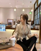 【时尚一点】白色衬衣怎么搭配才能显得时尚又大方？