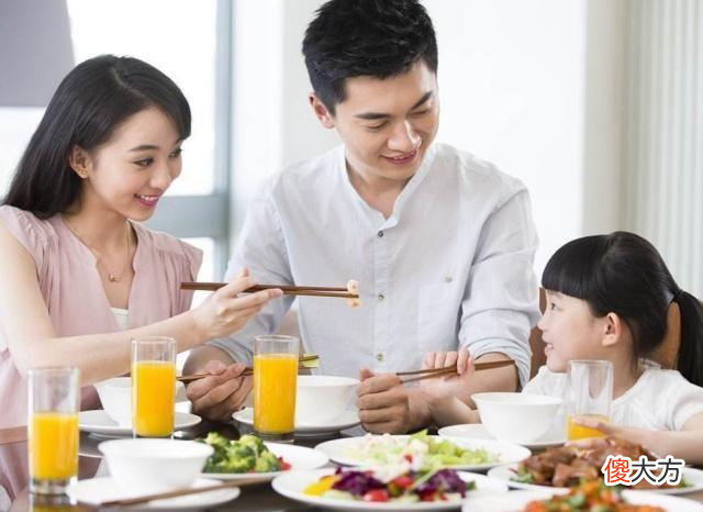 成绩优秀的孩子，父母在班里也会格外受人尊敬，你信不信？