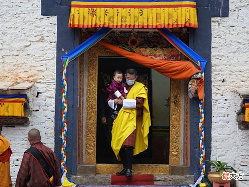 【爱历史】不丹王后终于恢复公务，一家4口集体亮相，帝后眼神敷衍零交流