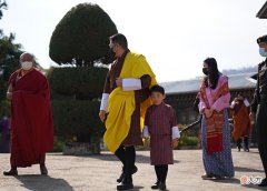 【爱历史】不丹王后终于恢复公务，一家4口集体亮相，帝后眼神敷衍零交流