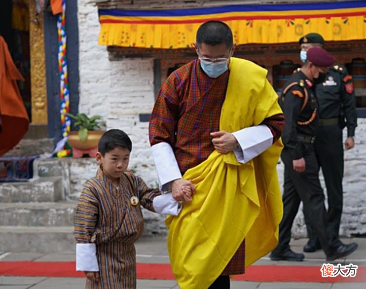 【爱历史】不丹王后终于恢复公务，一家4口集体亮相，帝后眼神敷衍零交流