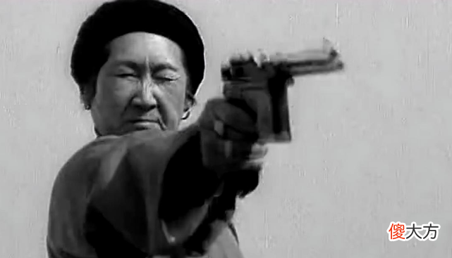 【爱历史】双枪老太婆的一生，既是抗日英雄，也是人民罪人，71岁遭枪毙