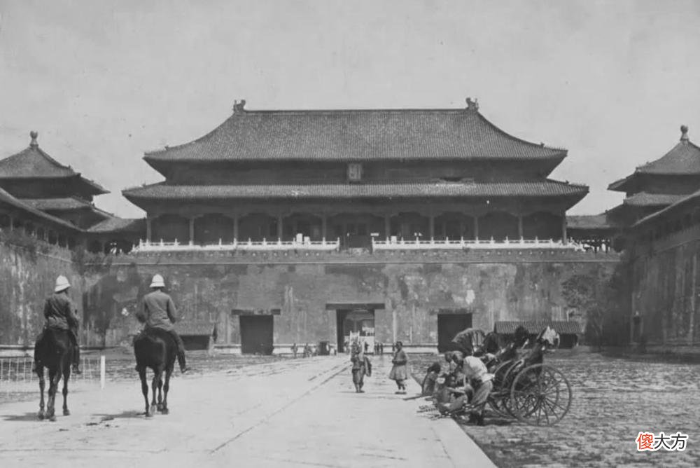 【历史故事】晚清老照片：男子坐栏杆上发呆，地主坐炕头数钱，大内侍卫扛枪站岗