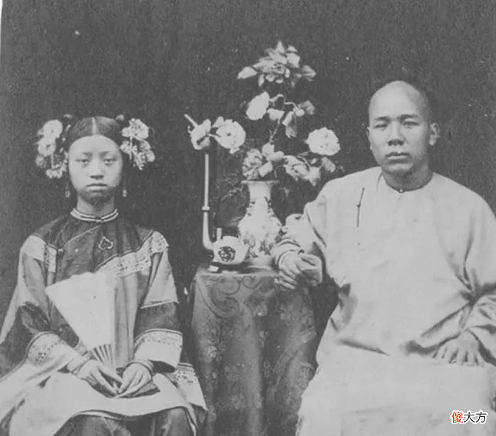 【历史故事】晚清老照片：男子坐栏杆上发呆，地主坐炕头数钱，大内侍卫扛枪站岗