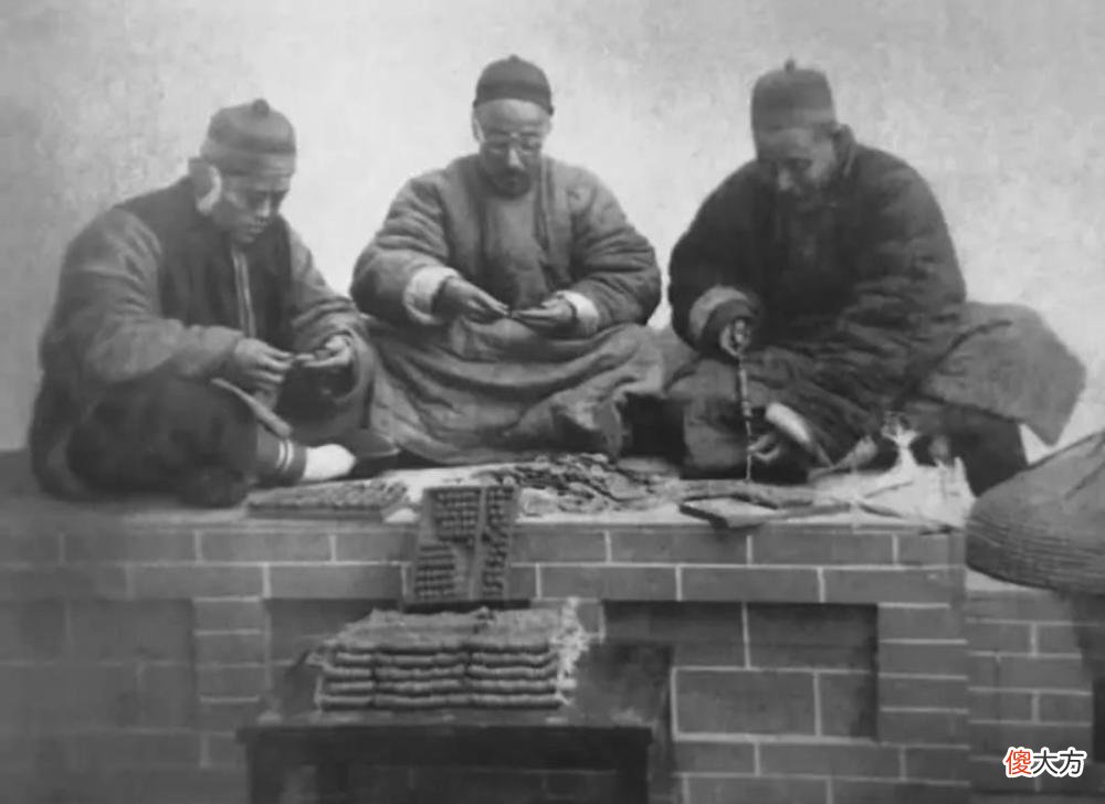 【历史故事】晚清老照片：男子坐栏杆上发呆，地主坐炕头数钱，大内侍卫扛枪站岗