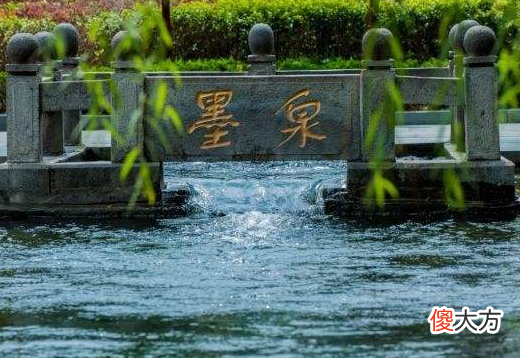 2004年出生是什么命？【泉中水命】