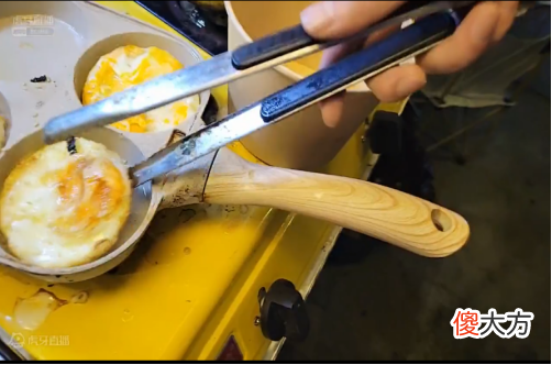 【游戏世界】董锦程户外摆摊直播遭网友灵魂发问，当众自曝自身只有一个蛋！
