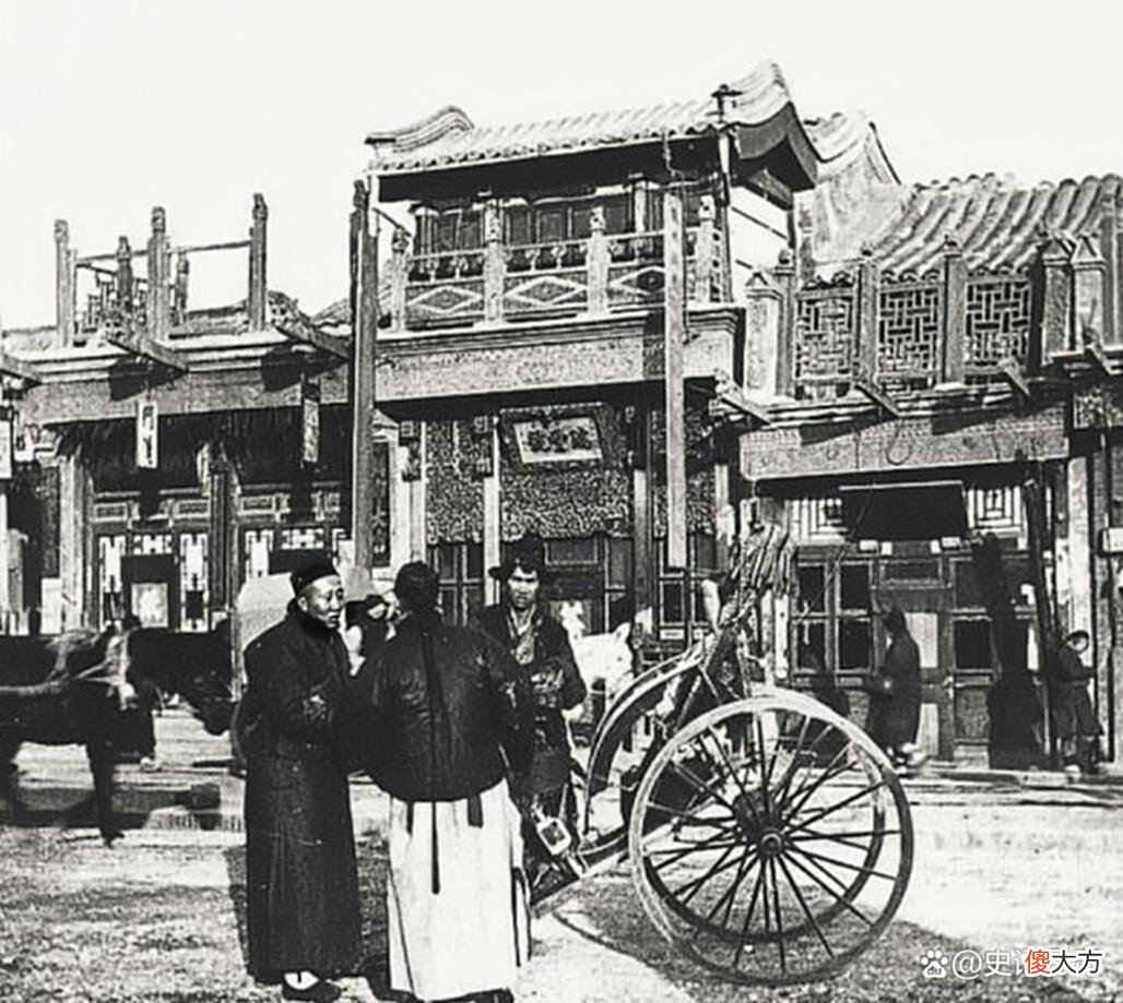 【爱历史】晚清老照片：农家女子小脚如同三寸金莲，老汉推车累得兴高采烈！
