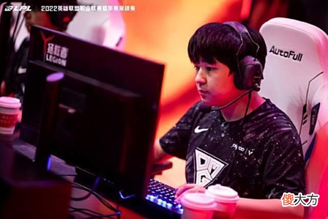 【游戏世界】超越Theshy、左手，OMG新秀上单Shanji登顶LPL单杀榜单！