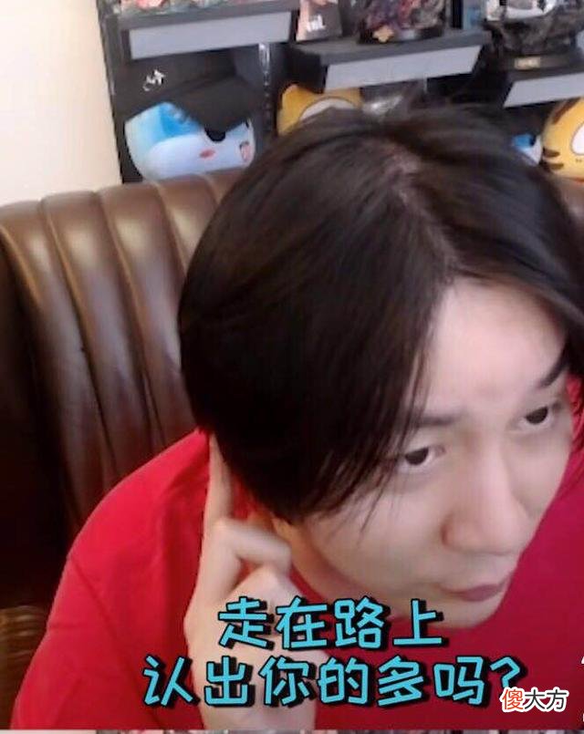 【游戏世界】张大仙人气有多高？本以为走路上没人认出，没想到粉丝瞬间真相了
