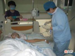 宝宝添加辅食，需分四个阶段进行，这3个“雷区”家长可别踩中