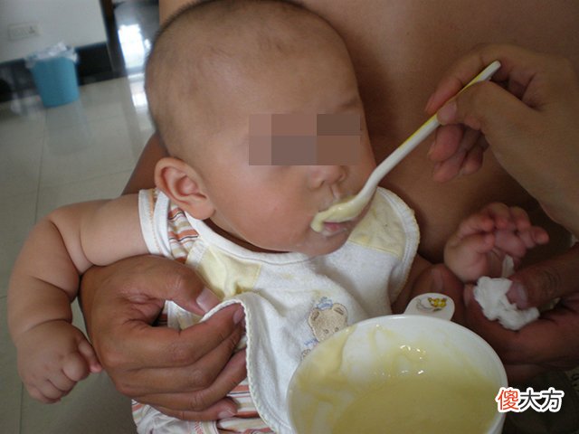 宝宝添加辅食，需分四个阶段进行，这3个“雷区”家长可别踩中