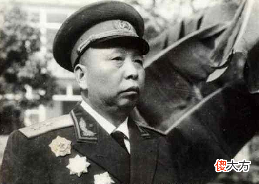 【历史故事】此人长征时就是军政委：只获中将军衔，但上将见了他也要立正敬礼