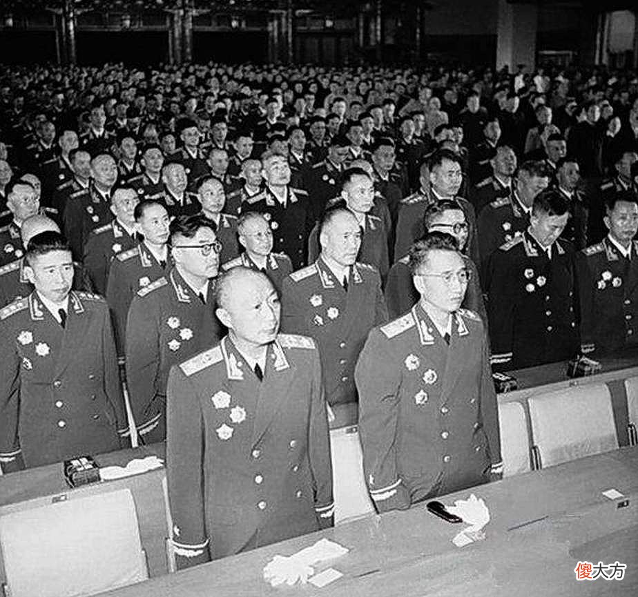 【历史故事】此人长征时就是军政委：只获中将军衔，但上将见了他也要立正敬礼