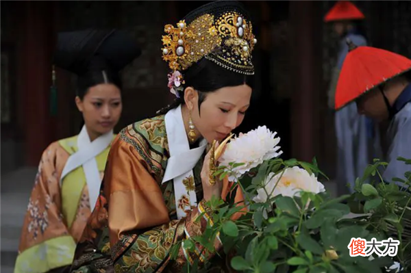 【爱历史】清朝妃子为何喜欢套?长甲?套？除了美观之外，更多的是为了方便皇帝