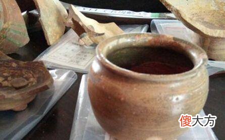 【爱历史】考古队挖出宋朝古墓，专家：这是东汉时期的龙泉瓷器