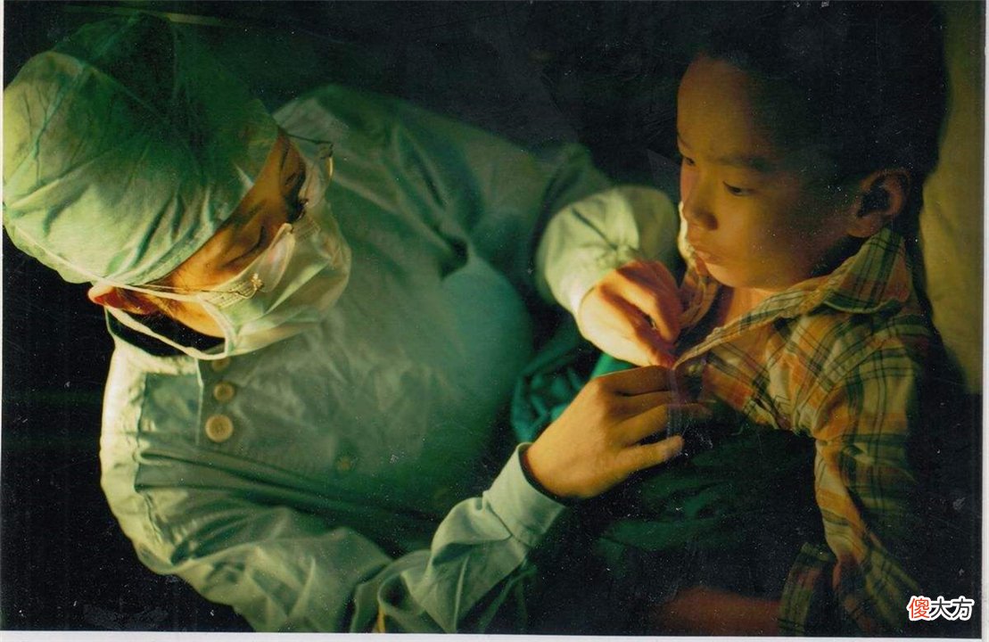 3岁外孙误食502胶水,姥姥教科书式的处理方法,连医生都为她点赞