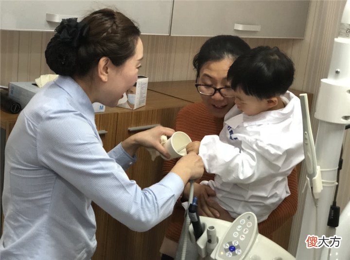 3岁外孙误食502胶水,姥姥教科书式的处理方法,连医生都为她点赞