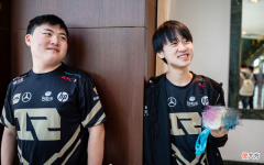 【游戏世界】小明Uzi兄弟不和？小明、阿水、卡萨齐聚Uzi家中搓麻将！谣言不攻自破！