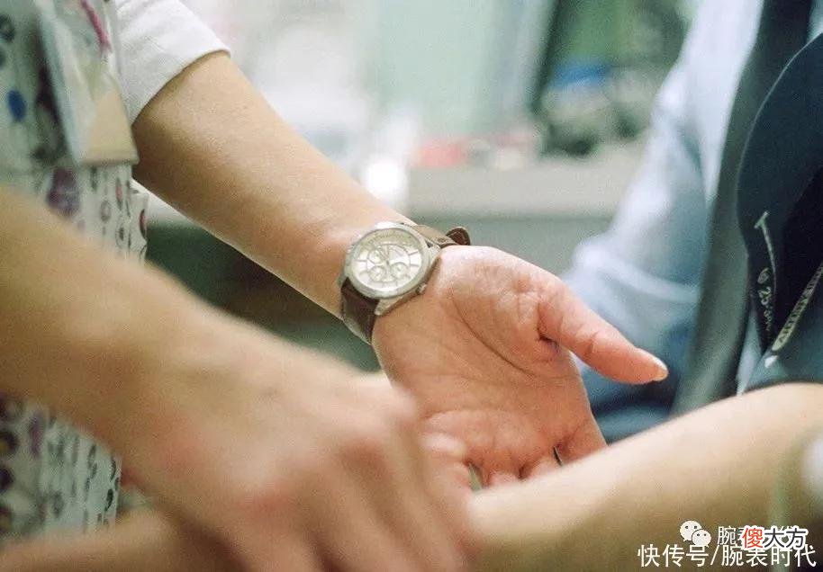 【时尚一点】为什么有的女生戴表喜欢表盘朝内？