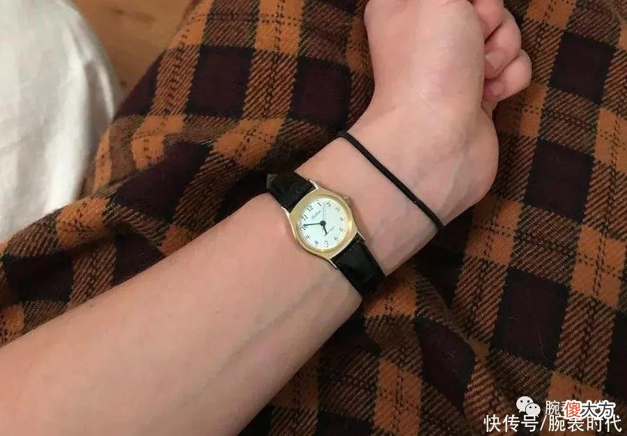 【时尚一点】为什么有的女生戴表喜欢表盘朝内？