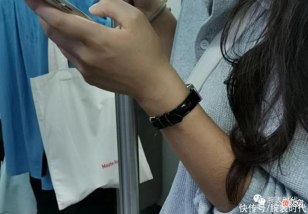 【时尚一点】为什么有的女生戴表喜欢表盘朝内？