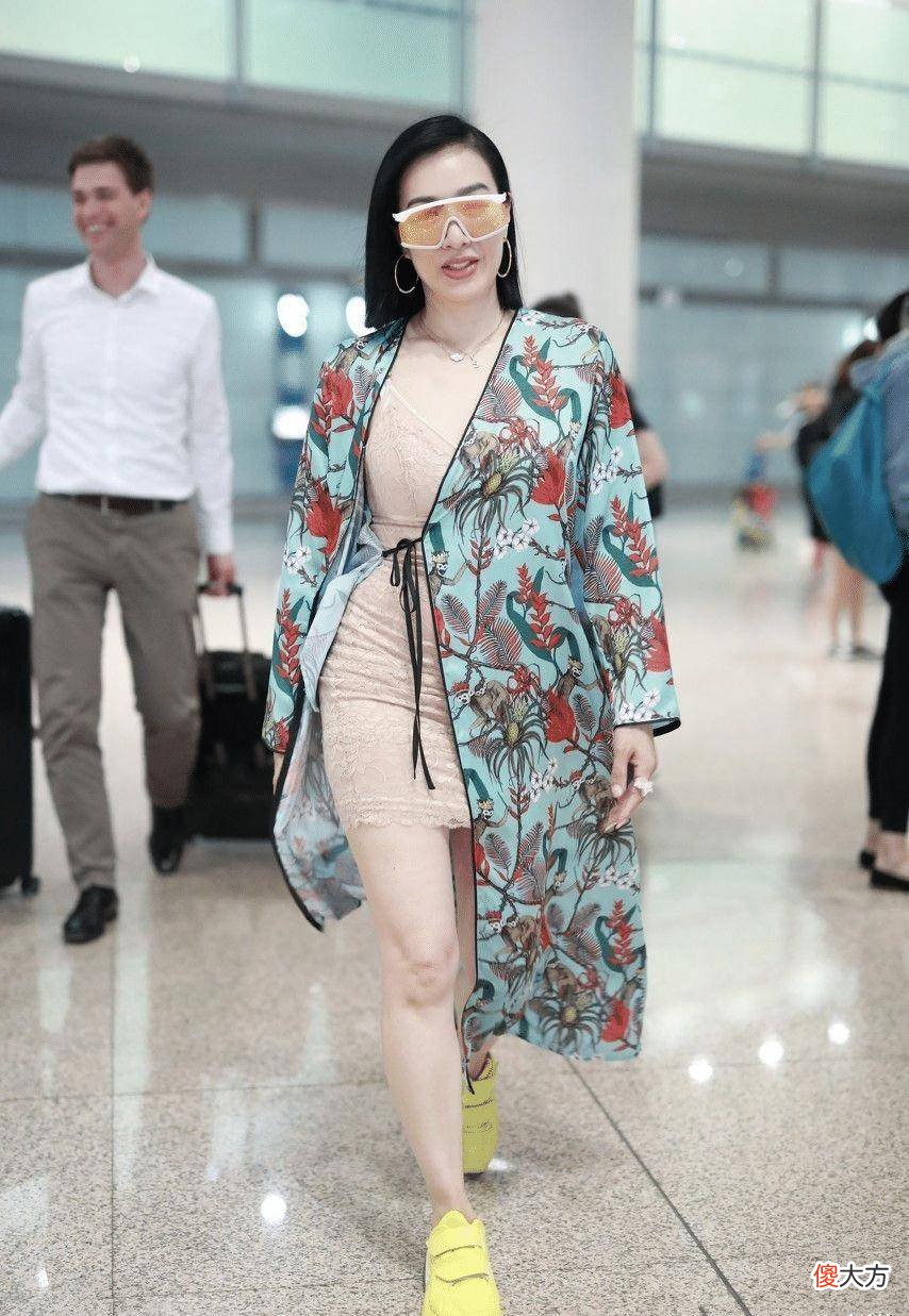 【时尚一点】钟丽缇穿衣真胆大，绿色斜肩连衣裙不要总是烂大街抢眼