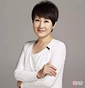 【时尚一点】57岁张凯丽久违现身机场，棕色皮夹克潮流感满满，单手插兜不好