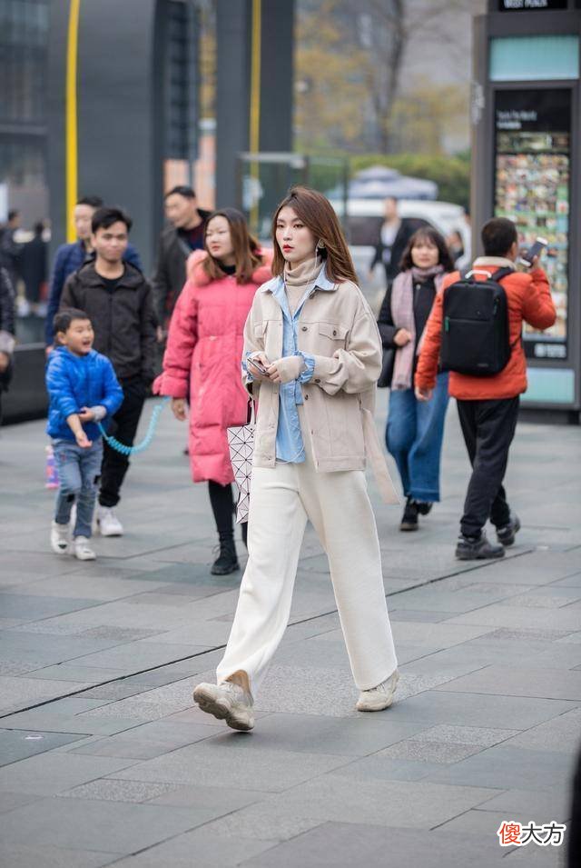【时尚一点】街拍：黑色短款棉服很有设计感，宽松的版型不考验身形