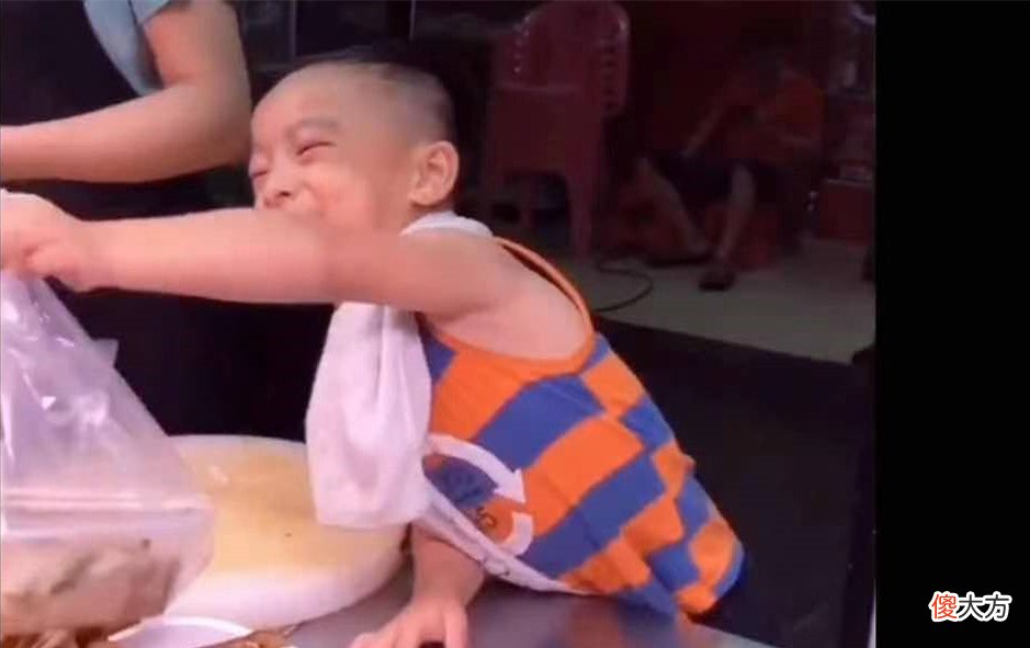 孩子过早懂事真的都是内心有伤疤吗？帮妈妈打包卤菜男孩打脸真相