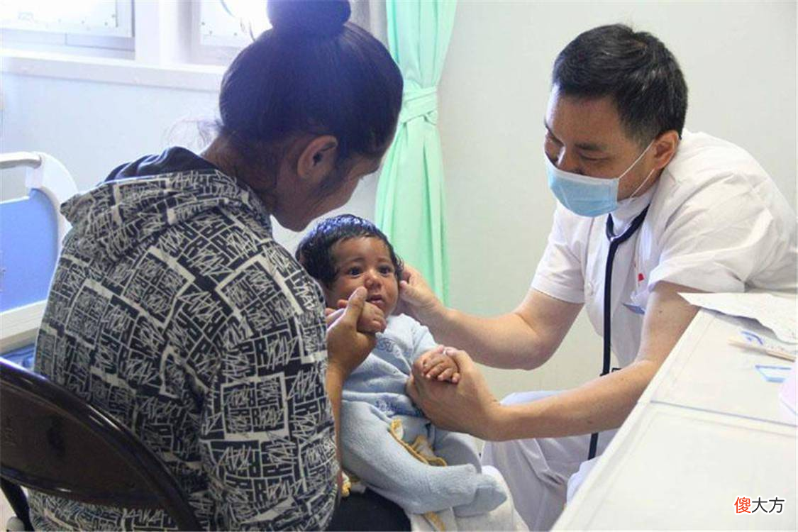 孩子发烧排队300号，医生却按点吃饭，家长：他凭什么不加班？