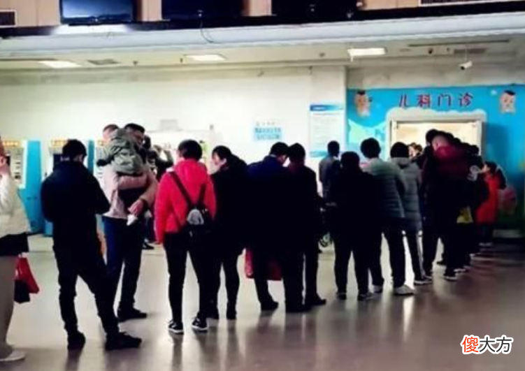 孩子发烧排队300号，医生却按点吃饭，家长：他凭什么不加班？
