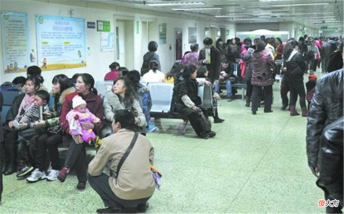 孩子发烧排队300号，医生却按点吃饭，家长：他凭什么不加班？