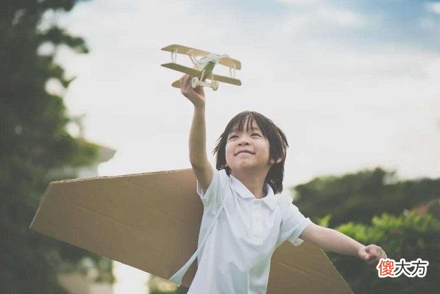 怎样富养孩子？看看霍启刚家3个孩子吃早餐的照片，你就明白了