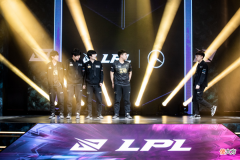 【游戏世界】TES官博被爆，粉丝表达不满：别骂咖哥、ad菜、辅助菜、上单赶紧走！