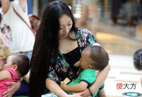 喂奶被人盯着看！该继续喂还是停下来？简单几招让宝妈不再尴尬