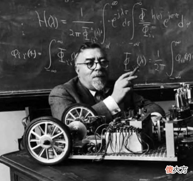 【爱历史】华罗庚：仅有初中文凭，中年患病左腿残疾，去世前6小时还在演讲